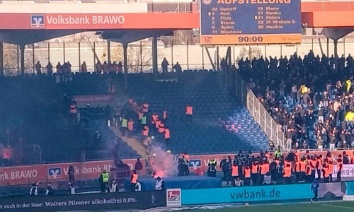 Die Hannover-Fans befeuerten den benachbarten Block und Einsatzkräfte.