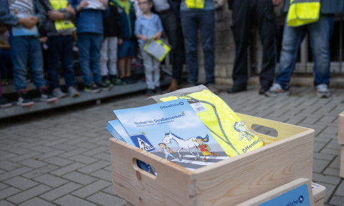 Mit kostenlosen Sicherheitspaketen werden Erstklässler für mehr Sicherheit auf dem Schulweg ausgestattet.