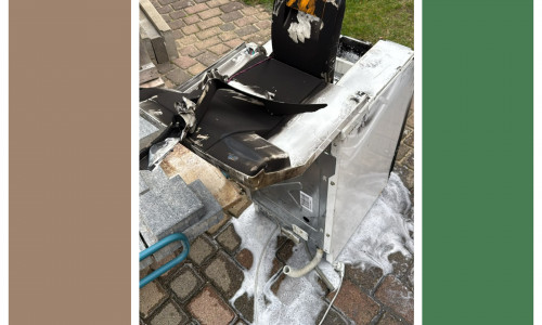 Die Waschmaschine wurde ins Freie gebracht.