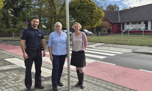 Bekim Tairi, Polizeihauptkommissar im Fachbereich Einsatz und Verkehr der Polizei Gifhorn, Babette Kutrib, Leiterin des Fachbereichs Ordnung der Stadt Gifhorn, und Astrid Behrens, Leiterin des Fachbereichs Tiefbau der Stadt Gifhorn (v. li.).