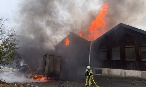 Rund 250 Einsatzkräfte bekämpfen den Brand auf dem Energiecampus.