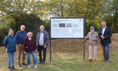 Claudia Holthoff, Thomas Bode, Ortsbürgermeisterin Edelgard Hahn, Kreisheimatpfleger Bernd Felgenträger, Harald Schraepler vom Verein Braunschweigische Landschaft e.V. und Bürgermeister Andreas Busch bei der feierlichen Enthüllung der neuen Informationstafel in Flechtorf.