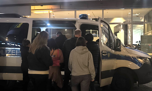 Polizei nimmt Anzeigen vor Ort auf.