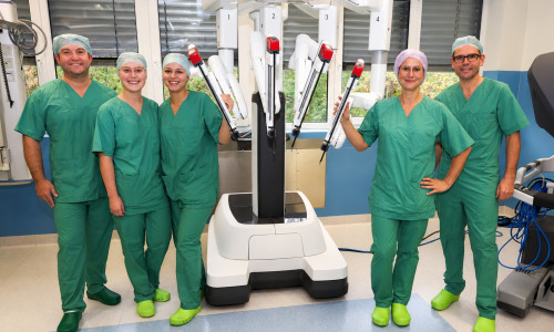 Dr. med. Joachim Hersel, Ärztlicher Direktor und Chefarzt der Klinik für Allgemein-, Viszeral- und Gefäßchirurgie, und Doctor-Medic Dorin Popescu, Chefarzt der Klinik für Urologie. präsentieren den neuen DaVinci Xi. Mit dem neuen Operationssystem setzt das Klinikum seine langjährige Erfahrung in der robotisch assistierten Chirurgie fort. Mehr als 1.500 Eingriffe wurden bereits robotisch unterstützt durchgeführt.