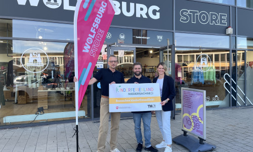 Überreicht wurde die Auszeichnung von Jan-Christoph Ahrens, Geschäftsstellenleiter Freizeitregion Braunschweiger Land, im Namen der TMN.