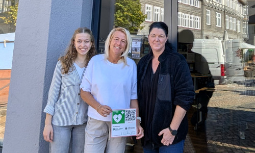 Sandy Hammerl (v. re.), Stadt Goslar, Marion Kruse, Fachschwester Anästhesie und Intensivmedizin der Asklepios Kliniken Harz, und Nantke Janssen vom MachMitHaus präsentieren den Aufkleber mit QR-Code.