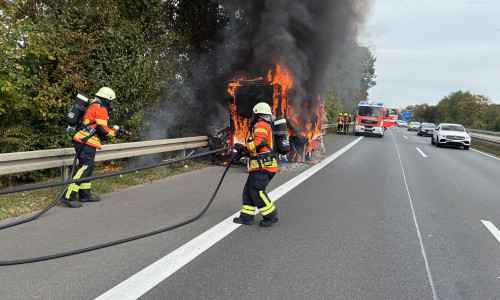 Die Braunschweiger Feuerwehr löschte einen brennenden Anhänger auf der A39.