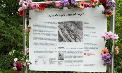 Eine der Informationstafeln zum KZ Gebhardshagen.
