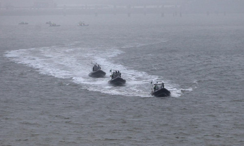 Kleinboote mit Einsatzkräften am Marinehafen Wilhelmshaven