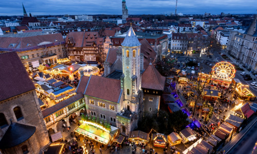 Der Braunschweiger Weihnachtsmarkt öffnet am 25. November und bringt bis zum 29. Dezember Vorweihnachtsstimmung auf die Plätze rund um den Dom St. Blasii und die Burg Dankwarderode. 