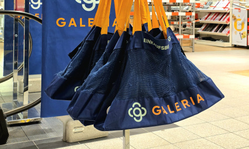 Einkaufen bei Galeria Braunschweig: Das war zuletzt teilweise eingeschränkt möglich. Hier ist im Hintergrund ein mit Flatterband abgesperrter Bereich zu sehen.