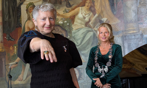 Oberbürgermeisterin Urte Schwerdtner (re.) und Gabriele Stötzer (li.) nach der Auszeichnung – an ihrer rechten Hand präsentiert die Künstlerin den Kaiserring 2026.