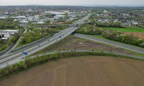 Das Autobahnkreuz Ölper: Im Vordergrund die Stelle, an der zur Zeit das vierte "Ohr" entsteht, im Hintergrund der Überflieger. Archivbild
