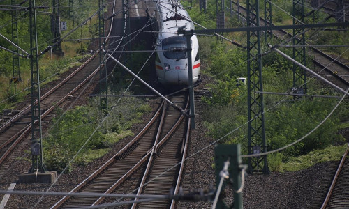 ICE T auf Bahnstrecke (Archiv)