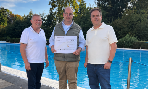 2.000 Euro für Schwimmkurse im Stadtbad Hornburg: Klaus-Werner Fricke, Heiner Kresse und Manuel Manytsch bei der Spendenübergabe.