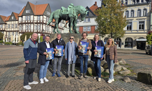 Der Lions Club Wolfenbüttel Herzog-August übergibt den Adventskalender an Bürgermeister Lukanic.
