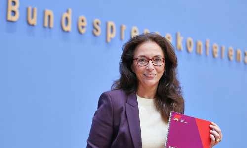 Yasmin Fahimi bei der Vorstellung der Empfehlungen der DGB-Rentenkommission am 28.10.2026