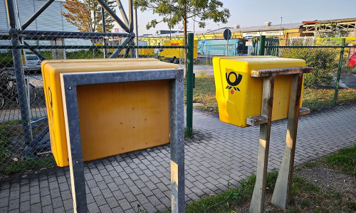 Briefkästen vor Briefzentrum (Archiv)