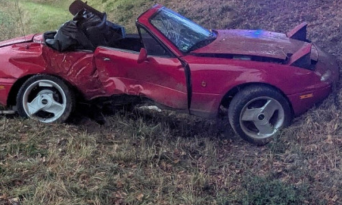 Das Autowrack nach dem Verkehrsunfall auf der Kreisstraße 305 zwischen Holle und Baddeckenstedt (Archiv)