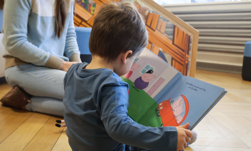 Pflegefamilien schenken Kindern und Jugendlichen, die nicht bei ihrer leiblichen Familie aufwachsen können, ein liebevolles und sicheres Zuhause.