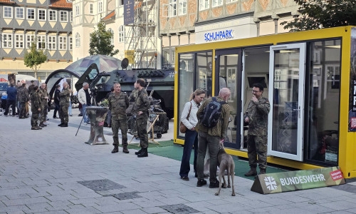 Bis Samstag präsentiert sich die Bundeswehr in der Wolfenbütteler Fußgängerzone.