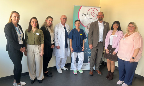 Franziska Dräger, Verwaltungsleitung, Stefanie Kunz, Koordinatorin Frühe Hilfen, Nicole Falk, Familienhebamme, Olaf Scholz, ltd. Oberarzt Geburtshilfe, Cindy Spichal, ltd. Hebamme, Landrat Martin Stichnoth, Dominique Kallweit und Christina Proft, beide Familienhebammen