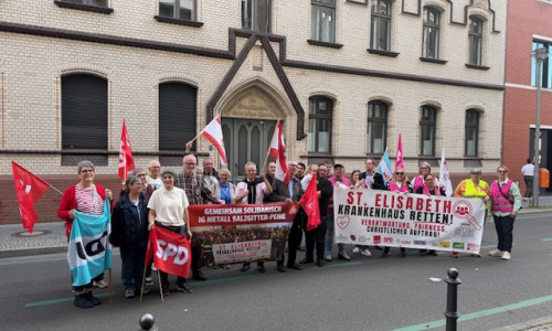 Vertreter des Salzgitteraner Bündnisses vor dem Sitz des Erzbischofs Dr. Koch in Berlin.