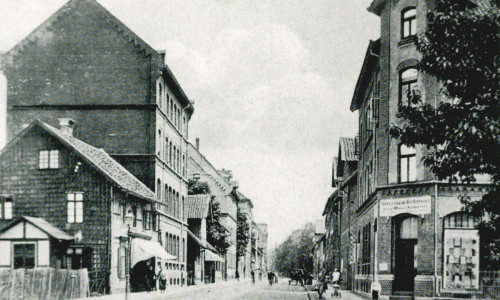 Blick auf das Fachwerkhaus an der Kreuzstraße 100 (links) um 1900. 