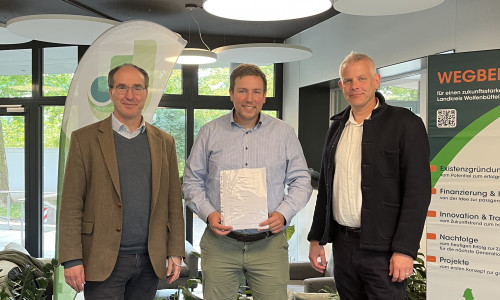 Dr. Jörg Aßmann (WiReGo, links), Alexander Trapp (BANSON, Mitte) und Dr. Claudius Schiller (WfLkWf) freuen sich auf die zukünftig engere Zusammenarbeit.