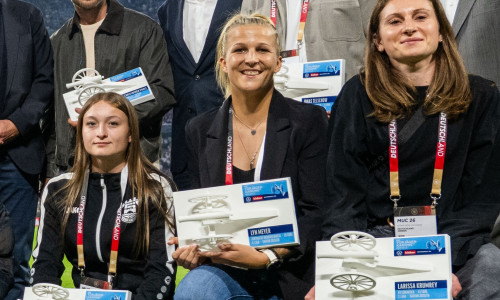 Eine vor Freude stahlende Lyn Meyer (Mitte) nahm beim Länderspiel in München ihre zweite Torjägerkanone entgegen. 