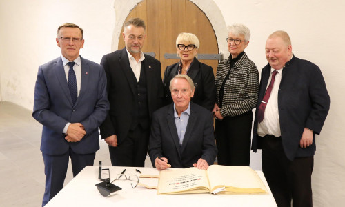 Bürgermeister Janusz Chodasewicz, BIvica Lukanic, Axel Gummert, Landrätin Małgorzata Krzyszkowska Landrätin Christiana Steinbrügge und Dirk Metzig beim Eintrag ins Goldene Buch.
