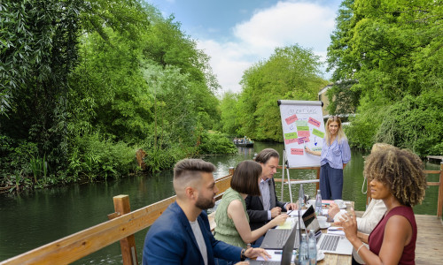 Ein Workshop auf der Oker: Mit der neuen Kampagne „Urban by nature“ will das Stadtmarketing zeigen, was Braunschweig als Kongressstandort auszeichnet.