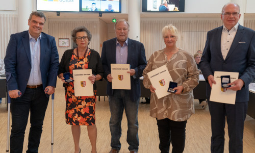 Landrat Dr. Alexander Saipa (links) überreicht die Ehrenmedaille an die vier Kreistagsabgeordnete, die mindestens 15 Jahre dem Gremium angehören (von links): Renate Lucksch, Detlef Vollheyde, Claudia Schmalz und Dr. Andreas Warnecke.  