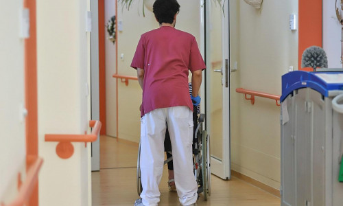 Pfleger im Pflegeheim (Archiv)
