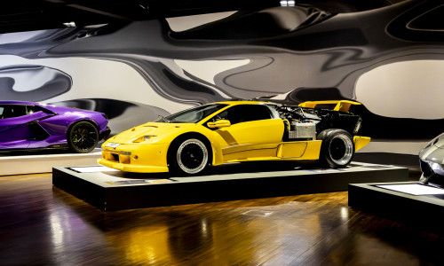 Der Lamborghini Diablo diente dem Volkswagen Konzern Ende der 1990er Jahre als Versuchsträger für die Erprobung des W16-Motors, der später das Herzstück des Bugatti Veyron 16.4 bildete.