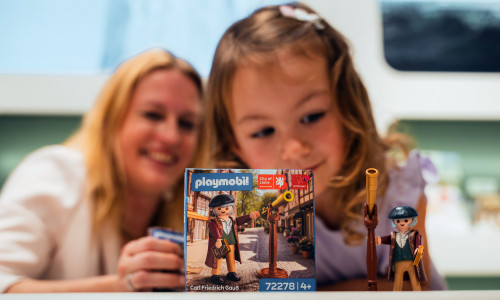 Wissenschaft spielerisch kennenlernen: Ab sofort hält Mathematiker Carl Friedrich Gauß als Playmobil-Figur Einzug in die Kinderzimmer. 