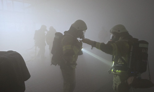 Die Ortsfeuerwehr Wolfenbüttel wurde zu einem vermeintlichen Kleinbrand in einer Kfz-Werkstatt beim Autohaus Wolfenbüttel alarmiert.