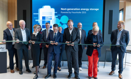 Der Neubau des Fraunhofer-Zentrums für Energiespeicher und Systeme ZESS in Braunschweig wurde offiziell eröffnet.