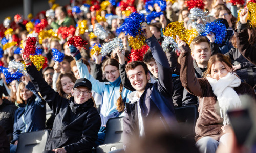 Die neuen Studenten der TU Braunschweig wedeln mit glitzernden Pompons. 