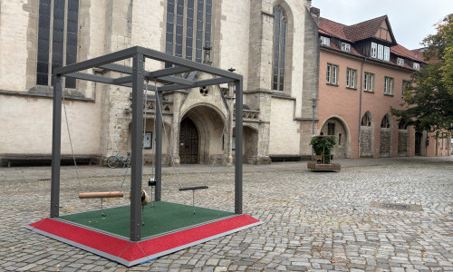 Der Baumelquader lädt am Standort Hintern Brüdern dazu ein, gemeinsam die Beine baumeln zu lassen