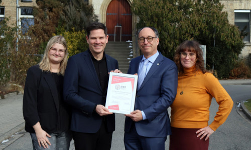 Nadine Schünemann und Thomas Ahlswede-Brech von der Allianz für die Region (links) überreichen Tobias Henkel und Petra Neu (rechts) die Urkunde zur Verlängerung der erfolgreichen Partnerschaft mit der Evangelischen Stiftung Neuerkerode: ein starkes Zeichen für Kontinuität und gemeinsames Engagement in der Region.