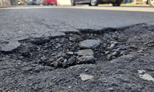 Schlaglöcher oder andere Straßenschäden sollen durch den Mängelmelder schnell identifiziert werden.