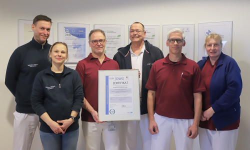  Freuen sich über die erfolgreiche Zertifizierung: (v.l.) Dr. Stephan Bartels, Anna-Lena Bartels, Dr. Martin Willmann, Dr. Thomas J. Hockertz, Philipp Nickel und Dr. Karin Dobat.