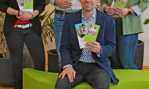 Björn Bertram (sitzend) und das Team des Bildungshauses freuen sich auf das neue Semester mit zahlreichen Veranstaltungen in Volkshochschule und Stadtbibliothek.