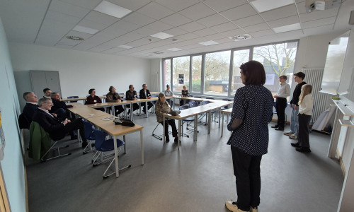 Bei der Einweihung des Erweiterungsbaus des Gymnasiums am Silberkamp waren neben Schülerinnen und Schülern auch Vertreter aus dem Schulkollegium und der Politik anwesend.