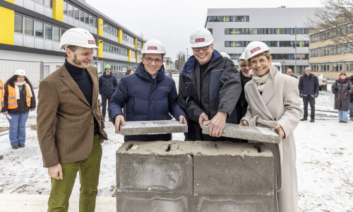Wissenschaftsminister Falko Mohrs (2. v. li.), TU-Präsidentin Angela Ittel und Torsten Markgräfe (2. v. re.), Geschäftsbereichsleiter TU-Gebäudemanagement, verschlossen gemeinsam den Grundstein. 