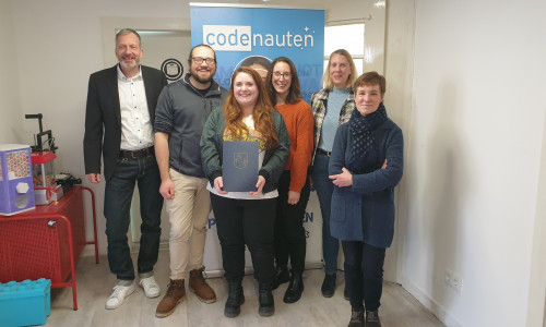 Dezernatsleiterin Astrid Paus (rechts) überreichte den Förderbescheid an die Codenauten GmbH.  (v.r.n.l.) Astrid Paus, Amt für regionale Landesentwicklung Braunschweig; Wiebke Krohn, Unternehmerverbände Niedersachsen e.V.; Landtagsabgeordnete Swantje Schendel, Julia Wierzbowski und Marvin Priediglkeit, beide Geschäftsführung Codenauten GmbH; Maik Trescher, Stadt Braunschweig).