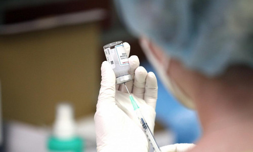 Impfspritze mit Moderna wird aufgezogen (Archiv)