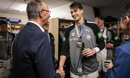 Friedrich Merz und Julian Köster am 01.02.2026