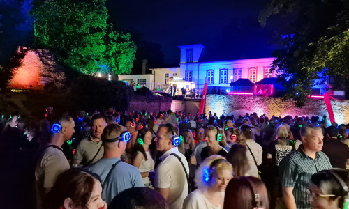 Kopfhörer auf und Musik an: Am Samstag, 6. Juni 2026, steigt im Peiner Burgpark die Silent Music Party.